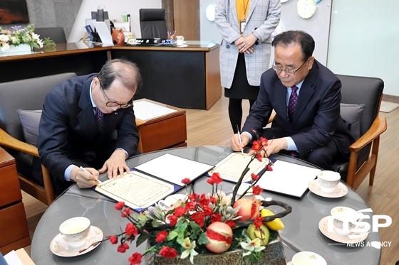 NSP통신-배광식 대구 북구청장이 구청 집무실에서 이종덕 대구도시공사 사장과 협약서에 서명을 하고 있다. (사진 = 대구광역시 북구 제공)