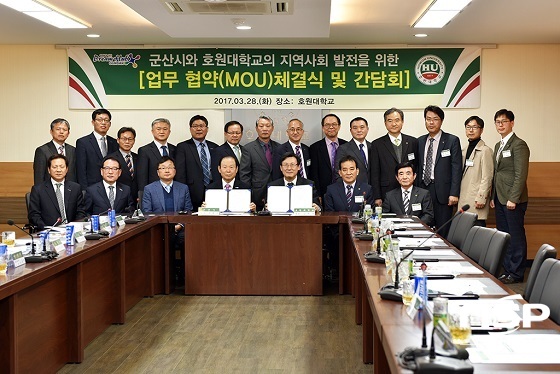 NSP통신-강희성 호원대 총장(사진 오른쪽 세번째)과 문동신 시장(사진 가운데)이 지역사회 발전을 위한 업무협약을 체결하고 있다.