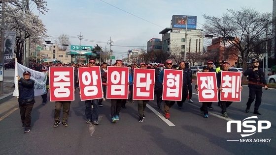NSP통신-건설노조 조합원들이 중앙임단협챙취를 요구하는 피켓을 들고 행진하고 있다. (사진 = 김덕엽 기자)