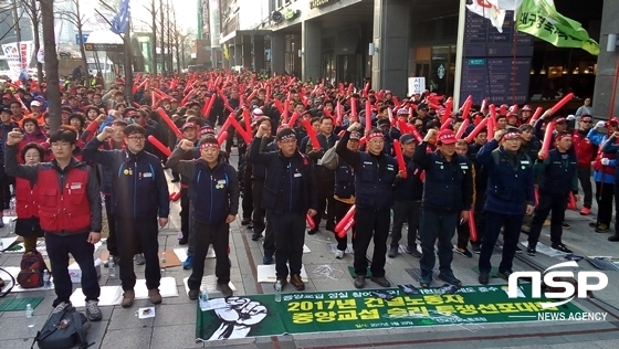 NSP통신-건설노조 조합원들은 박 모 대표의 자택 앞에서 무더기 해고 사태 해결을 요구했다. (사진 = 김덕엽 기자)