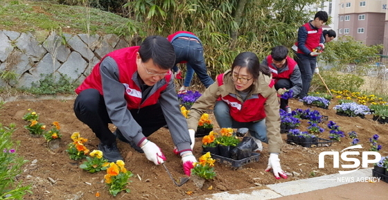 NSP통신-LG화학 화성품공장 봉사단이 이충무공 어머니 사시던 곳을 찾아 봄꽃을 식재하고 있다. (여수시)