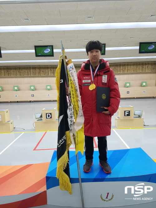NSP통신-개인전·단체전 2관왕을 차지한 김도연 군이 시상대에서 기념촬영을 하고 있다.