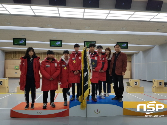 NSP통신-김재인 감독(사진 맨 오른쪽)과 동원중학교 선수들