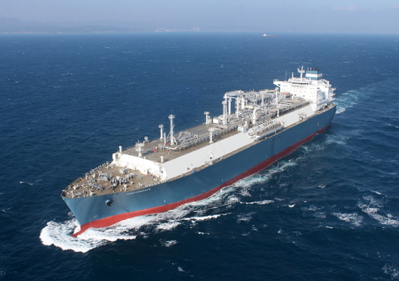 NSP통신-2014년 현대중공업이 세계 최초로 건조해 노르웨이 회그 LNG사에 인도한 17만㎥급 LNG-FSRU 모습.