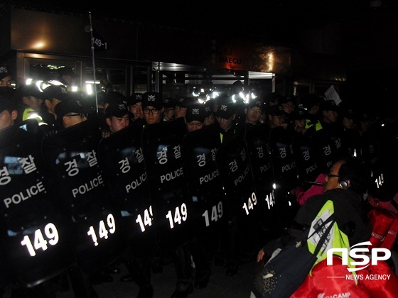 NSP통신-집회 참가자와 경찰이 대치하고 있다. (사진 = 김덕엽 기자)