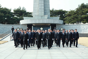 [NSP PHOTO]김관용 경북도지사, 박정희 대통령 묘소 참배로 한국당 경선 일정 마무리