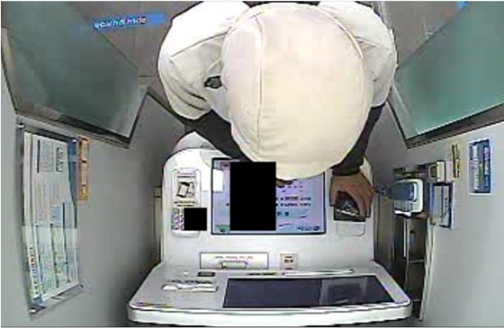 NSP통신-구속된 C씨(25세, 남) 현금 인출 장면 사진 (일산서부경찰서)
