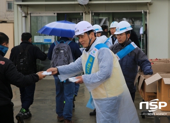 NSP통신-주철현 여수시장과 GS칼텍스 이두희 부사장이 안전사고 예방 캠페인에서 GS칼텍스 대정비 작업 근로자에게 물티슈 등을 전달하며 안전사고 예방을 당부하고 있다. (GS칼텍스)