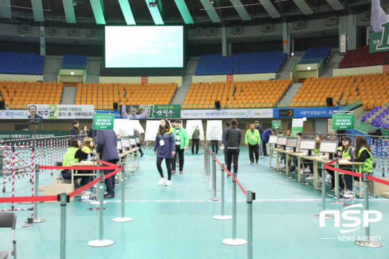 NSP통신-1일 경기도 수원시에 위치한 수원실내체육관에서 국민의당 대통령선거 후보자 선출을 위한 투표가 진행되고 있다. (박승봉기자)