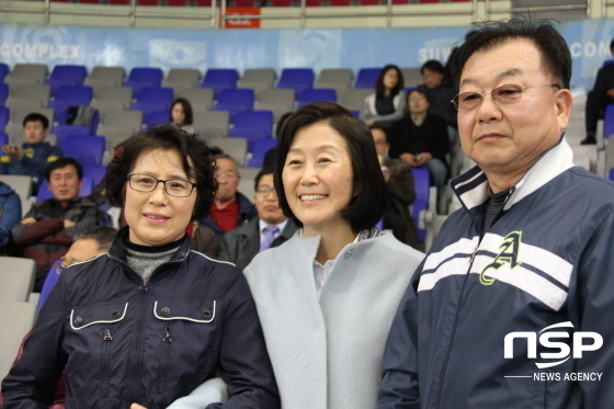 NSP통신-안철수 국민의 당 대선 후보 부인 김미경씨가 지지자들과 사진 촬영을 하고 있다. (박승봉 기자)