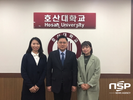 NSP통신-교환교수로 호산대를 방문한 재세금융직업학교 교수들. 중앙의 호산대 김재현 부총장을 중심으로 왼쪽은 카카 교수, 오른쪽은 왕영 교수. (호산대학교)