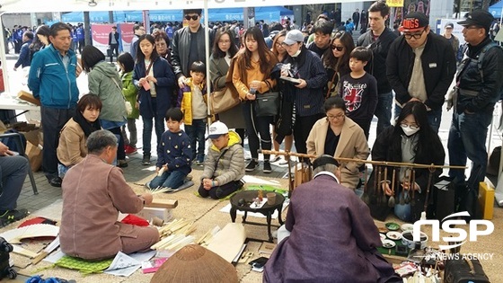 NSP통신-담양군이 지난 2일 서울 도심에서 개최한 제19회 담양대나무축제를 알리기 위한 체험 행사. (담양군)