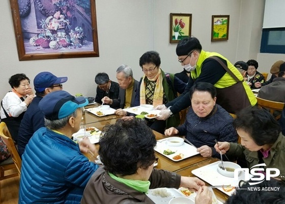 NSP통신-NH농협은행 전남영업본부가 지난 3일 신규직원들과 함께 실시한 행복나눔운동. (농협은행 전남영업본부는)