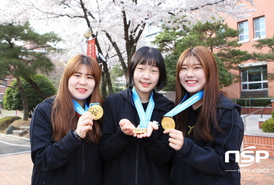 NSP통신-3인조전에서 우승한 계명문화대학교 볼링선수들이 환하게 웃고 있다. (좌측부터 이성희, 정혜진, 이예빈 학생). 사진=계명문화대 제공