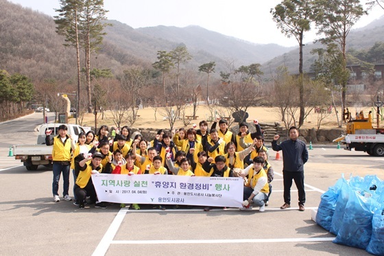 NSP통신-용인도시공사가 4일 용인자연휴양림 진입로 2.2km 구간을 대상으로 환경정비 봉사를 전개해 눈길을 끌고 있다. (용인도시공사)