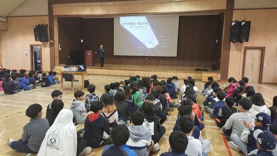 NSP통신-시흥시 소래초등학교에서 실시한 사이버 범죄예방 교육 사진. (시흥경찰서)