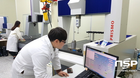 NSP통신-사진은 영진전문대학 교정측정기술센터 연구원들이 3차원 측정장비로 지역 산업체에서 개발한 제품의 커브(굴곡)형상 측정을 지원하는 모습. (사진=영진전문대학)