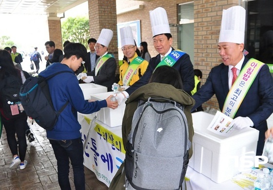 NSP통신-농협 광주본부가 5일 운남고에서 광주 광산구 등 유관기관과 공동으로 실시한 쌀 소비 촉진 캠페인. (농협 광주본부)