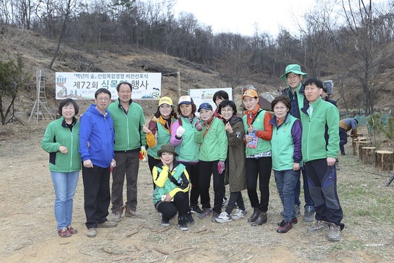 NSP통신-시흥시의원들이 식목일 행사에 참석해 묘목 식재 후 기념사진을 촬영하고 있다. (시흥시의회)
