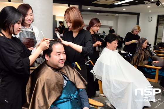 NSP통신-보건환경과 신승호 교수가 두피관리를 받고 있다. 사진 왼쪽에서 두 번째 김지국 교수. (사진=대구보건대)