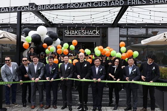 NSP통신-(왼쪽 세번째부터)타일러 헤킹 주한미국대사관 상무부 외교관 , 최석원 파리크라상 대표이사, 허희수 SPC그룹 부사장, 박서원 전무 두산 유통CSO, 조용만 두타몰 대표이사 (SPC그룹 제공)