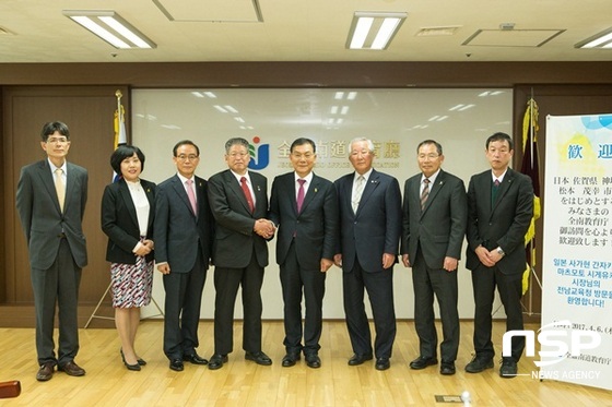 NSP통신-전남교육청과 일본 일본 사가현 간자키시 시장단 일행이 6일 전남교육청에서 교류를 하고 있다. (전남교육청)