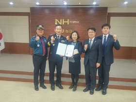 [NSP PHOTO]경주경찰서, 2천만원 보이스피싱 피해 막은 농협 직원에 감사장 전달