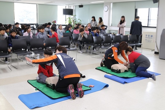 NSP통신-6일 안산소방서가 대남초등학교에서 119안전체험교육을 실시하고 있다. (안산소방서)