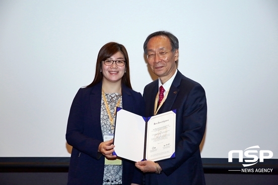 NSP통신-칠곡경북대병원 김혜진 교수가 상장을 들어보이며 기념 촬영을 하고 있다. (사진 = 칠곡경북대학교병원 제공)