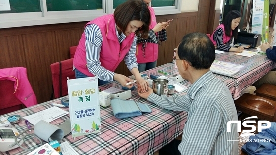 NSP통신-이날 캠페인에서 한 직원이 당뇨 검사를 받고 있다. (사진 = 대구광역시 달성군 제공)