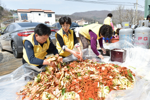 [NSP PHOTO]이건영 용인시 의원 부부, 어려운 이웃 위해 김치봉사