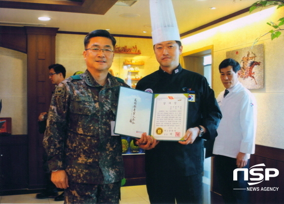 NSP통신-호산대 호텔외식조리과 정우석 교수가 요리경연대회장에서 1군단장인 서 욱 중장과 기념 촬영을 하고 있다. 왼쪽은 1군단장 서 욱 장군, 오른쪽은 호산대 정우석 교수. (사진=호산대학교)