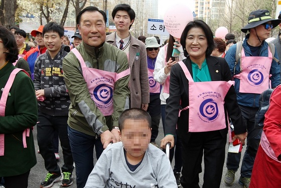 NSP통신-8일 광명시의회 의원들이 철산초등학교에서 열린 2017년 장애인의 날 주간 기념 걷기대회에 참석해 활동보조도우미로 봉사활동을 하고 있다.이병주(사진 왼쪽) 광명시의회 의장과 고순희(사진 오른쪽)시의원이 봉사활동 하는 모습. (광명시의회)