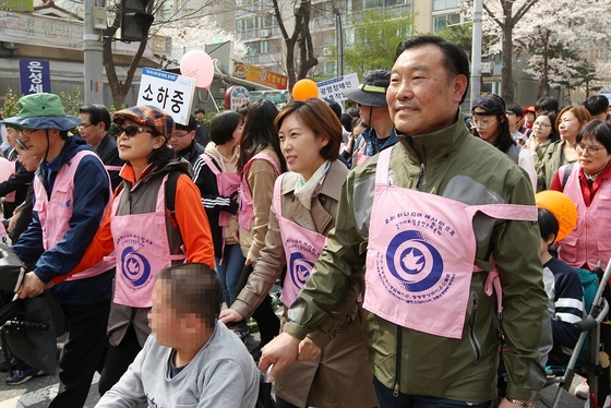 NSP통신-이병주(사진 오른쪽 첫번째) 광명시의회 의장과 조화영(사진 오른쪽에서 두번째) 시의원이 봉사활동 하는 모습. (광명시의회)