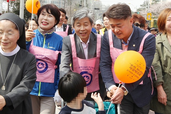 NSP통신-나상성(사진 가운데) 광명시의원과 김정호(사진 오른쪽) 시의원 그리고 이길숙(사진 왼쪽) 시의원이 봉사활동 하는 모습. (광명시의회)