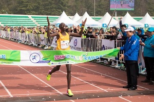 [NSP PHOTO]페이스메이커 군산새만금국제마라톤대회서 깜짝 우승
