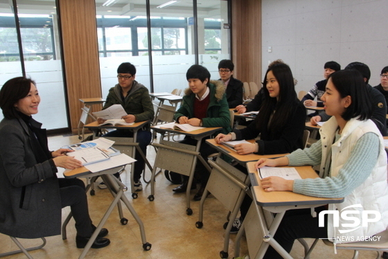 NSP통신-일본 해외취업에 성공한 학생들이 원어민 교수로부터 출국전 일본문화에 대해 공부하고 있다. (사진=영남이공대)