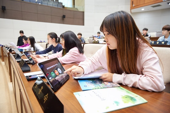 NSP통신-경기 용인둔전초등학교 6학년생들이 용인시의회에서 청소년 지방자치교육 프로그램의 하나로 모의 의회체험을 하고 있다. (용인시의회)