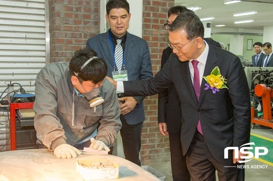 NSP통신-장만채 전남교육감이 2017 전라남도 기능경기대회를 찾아 특성화고 학생들을 격려하고 있다. (전남교육청)