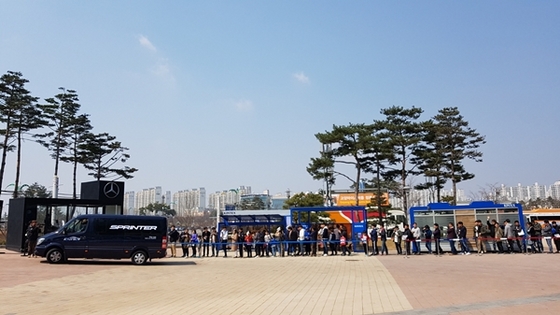 NSP통신-서울모터쇼 관람객들이 킨텍스 제1전시장과 제2전시장 사이를 왕복하는 메르세데스-벤츠 뉴 스프린터 체험 이벤트에 참여하고 있다. (다임러 트럭 코리아)