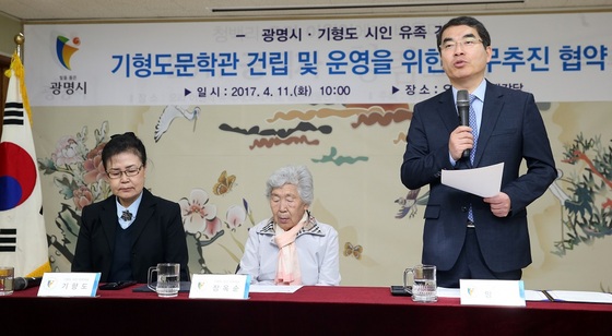 NSP통신-광명시 오리서원에서 열린 기형도 문학관 건립 및 운영 위한 업무협약식에서 양기대 광명시장이 인사말을 하고 있다. (광명시)