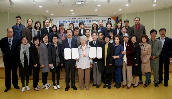 NSP통신-광명시 오리서원에서 양기대 광명시장과 기형도 시인 유족 관계자들이 기형도 문학관 건립 및 운영 위한 업무협약을 체결한 후 기념촬영을 하고 있다. (광명시)