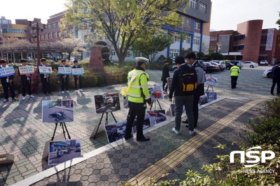 NSP통신-대구달서공업고등학교 정문서 실시된 오토바이 교통사고 예방 사진전 (사진 = 대구달서경찰서 제공)