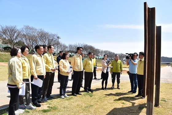 NSP통신-평택진위천에서 현장 점검을 벌이는 평택시의회 자치행정위원회 의원들, (평택시의회)