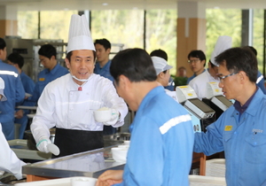 [NSP PHOTO]이강덕 포항시장, 포스코 창립49주년 축하 배식 봉사