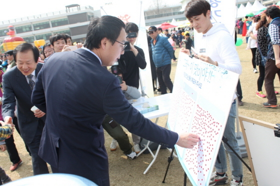 NSP통신-7~9일 경기도청 벚꽃축제 행사장에서 진행된 수돗물 블라인드 테스트에 한 시민이 선택하고 있는 모습. (경기도)