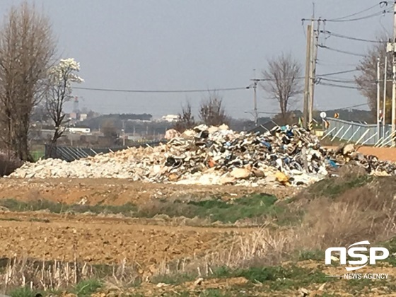 NSP통신-종덕초등학교 맞은편 너머에 산더미처럼 쌓여 있는 폐비닐. (김병관 기자)