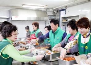 [NSP PHOTO]정찬민 용인시장, 무료급식소서 노숙자 배식봉사