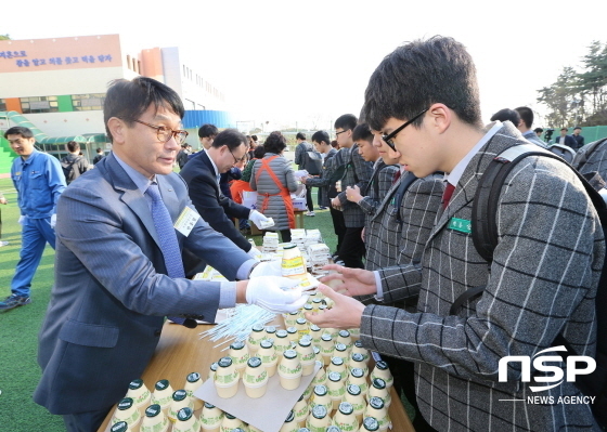 NSP통신-안동일 포항제철소장이 포항 동지고등학교에서 재학생들에게 우리쌀로 만든 떡과 우유를 직접 나눠주면서 아침밥을 먹고 등교할 것을 권장하고 있다. (포항제철소)