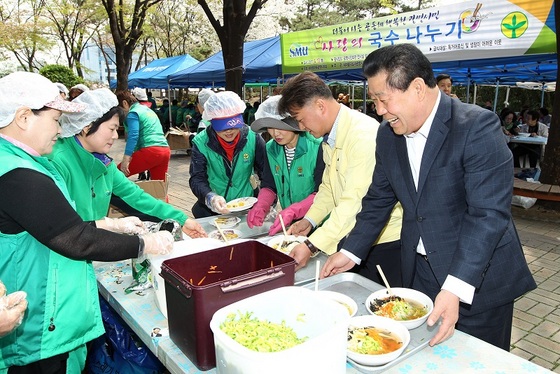 NSP통신-13일 김정호 광명시의회 부의장과 김기춘 의원은 광명시민회관 전시실 앞에서 열린 새마을운동 광명시지회 사랑의 국수 나누기 행사에 참석해 국수를 나르고 있다. (광명시의회)